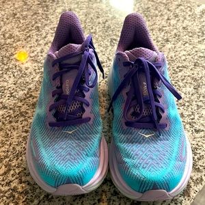 Hoka Clifton 9. EUC only 10 miles on them size 8